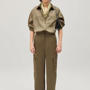 Camisa satinada holgada en caqui