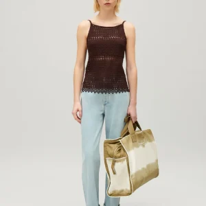 Top de ganchillo en marrón