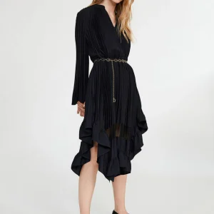 Vestido plisado con volantes