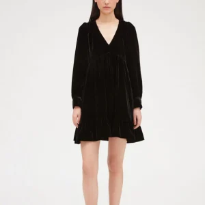 Vestido corto de terciopelo negro