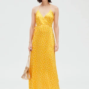 Vestido largo cruzado de seda amarilla