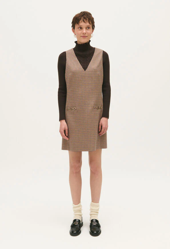 Vestido corto con estampado camel