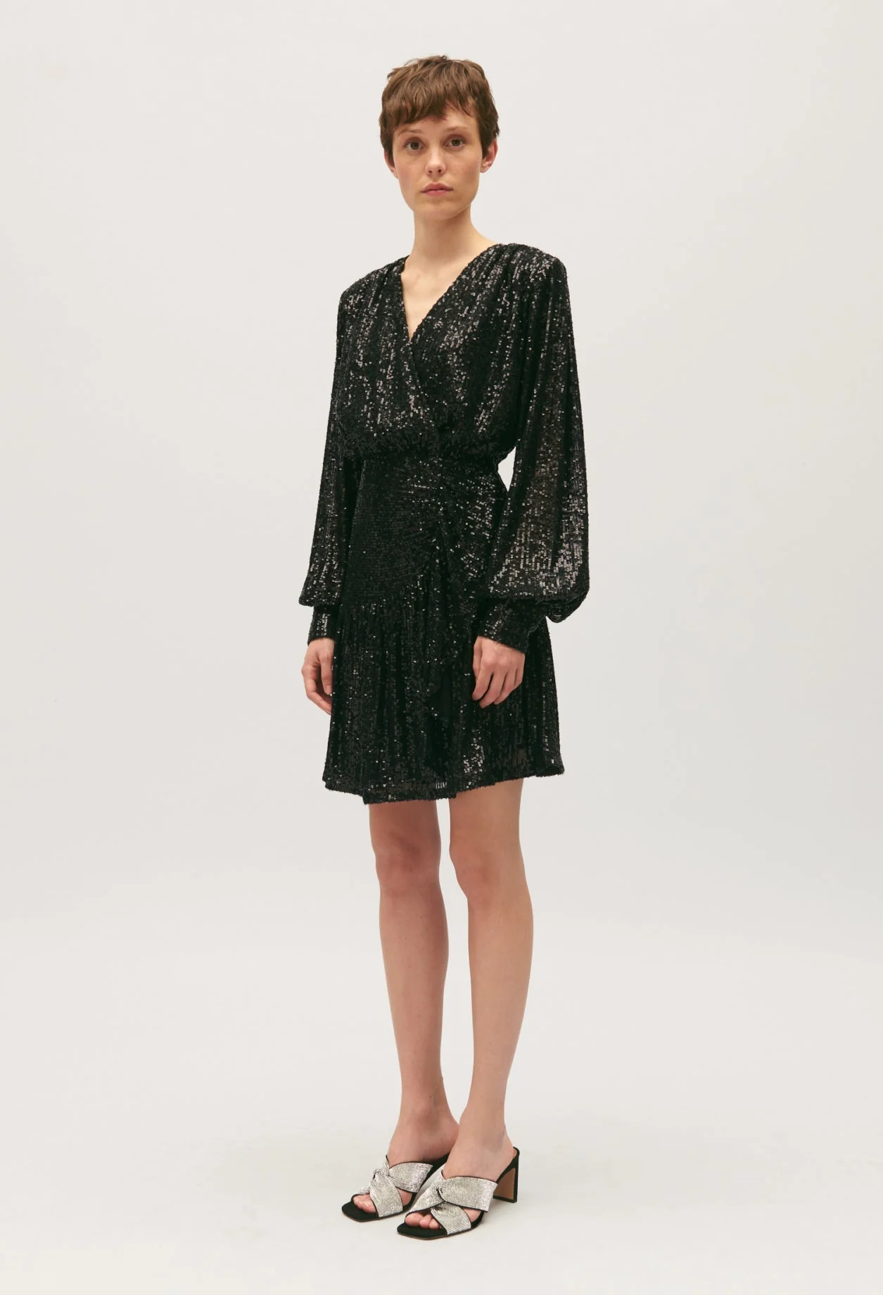 Vestido corto negro de lentejuelas - Imagen 4