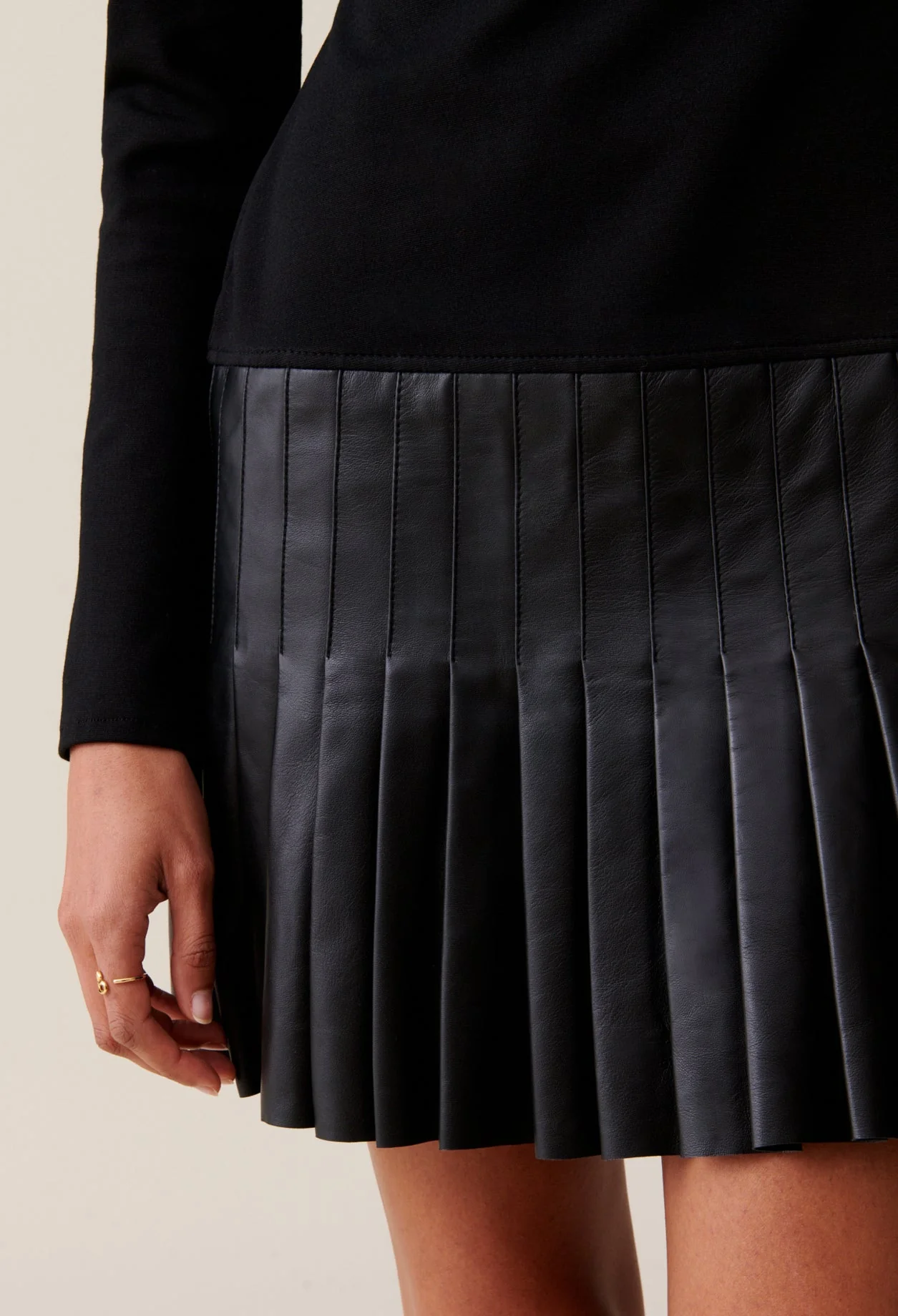 Vestido negro piel mixta - Imagen 4