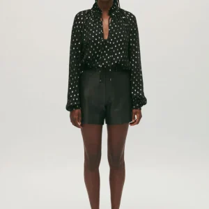 Camisa negra de lunares