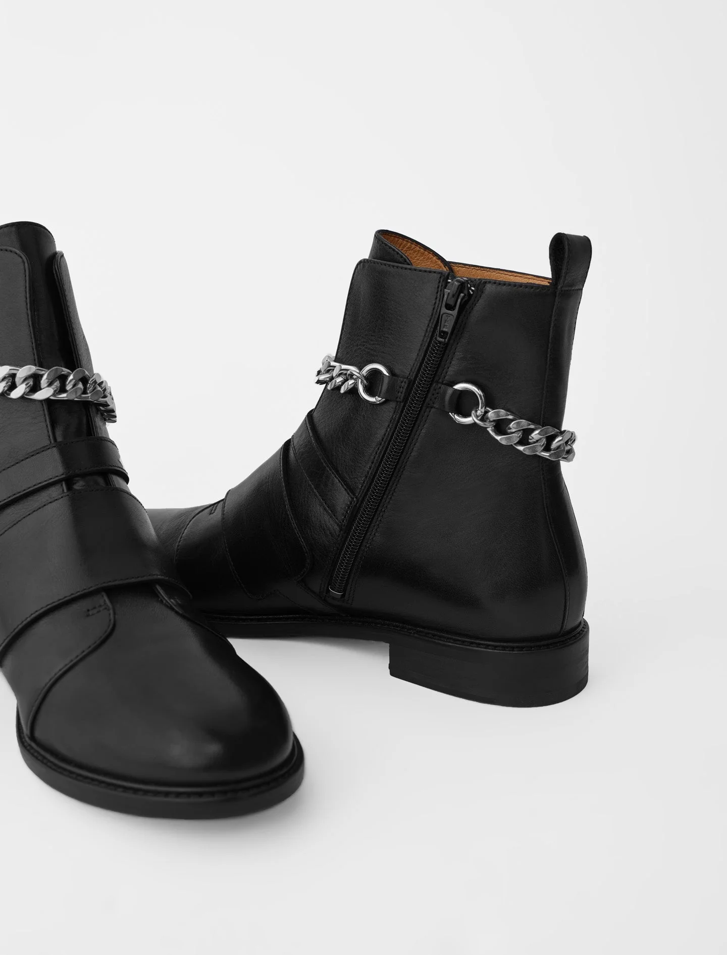 Botines planos con correas y cadena - Imagen 6