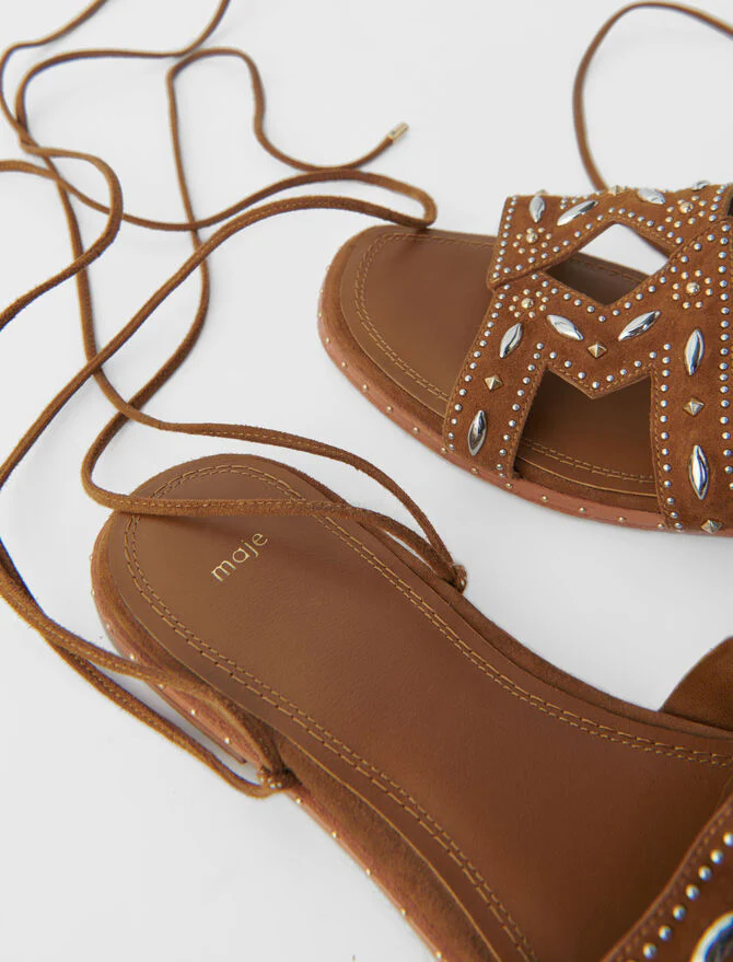 Sandalias planas para atar con tachuelas - Imagen 3