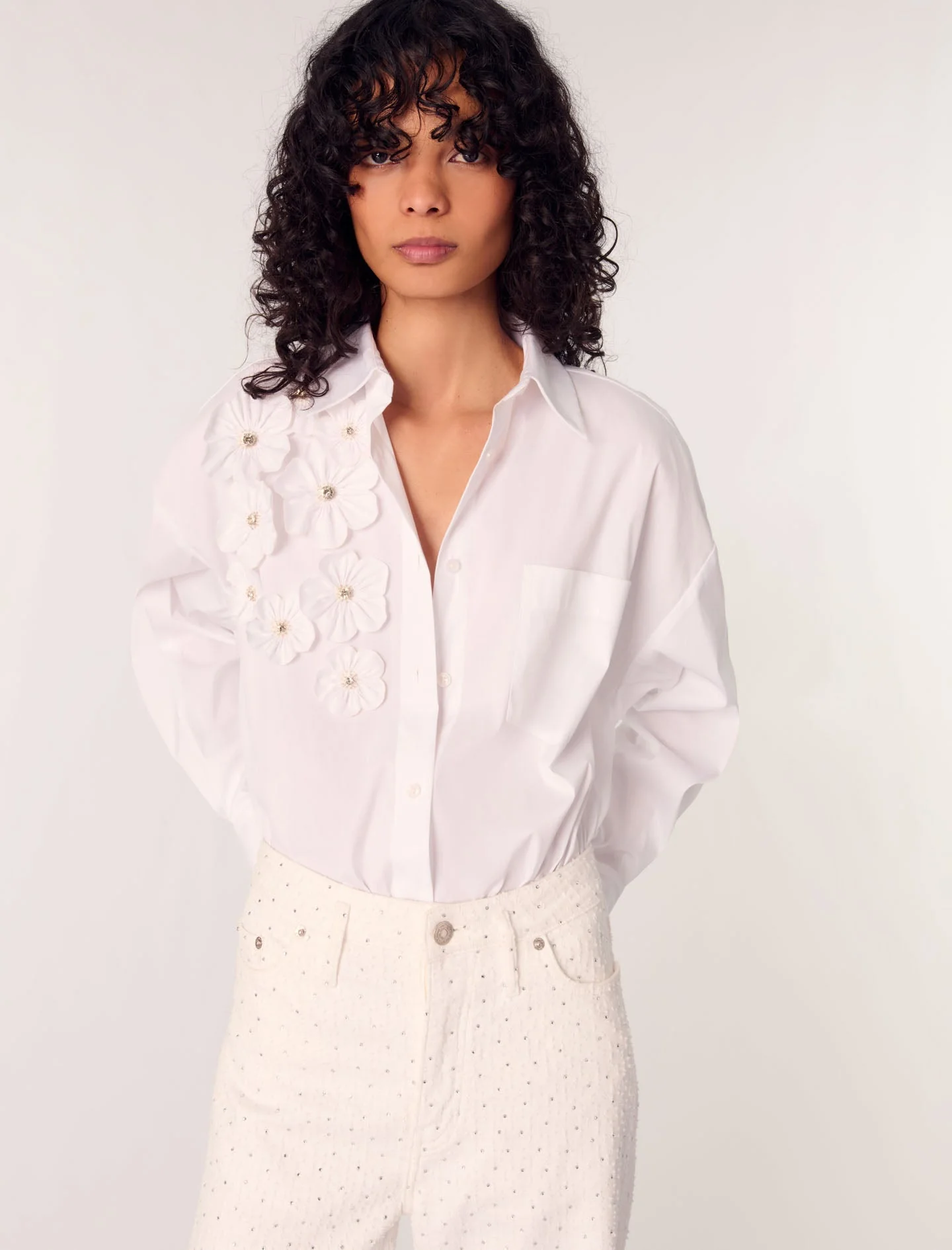 Camisa larga con flores bordadas - Imagen 3