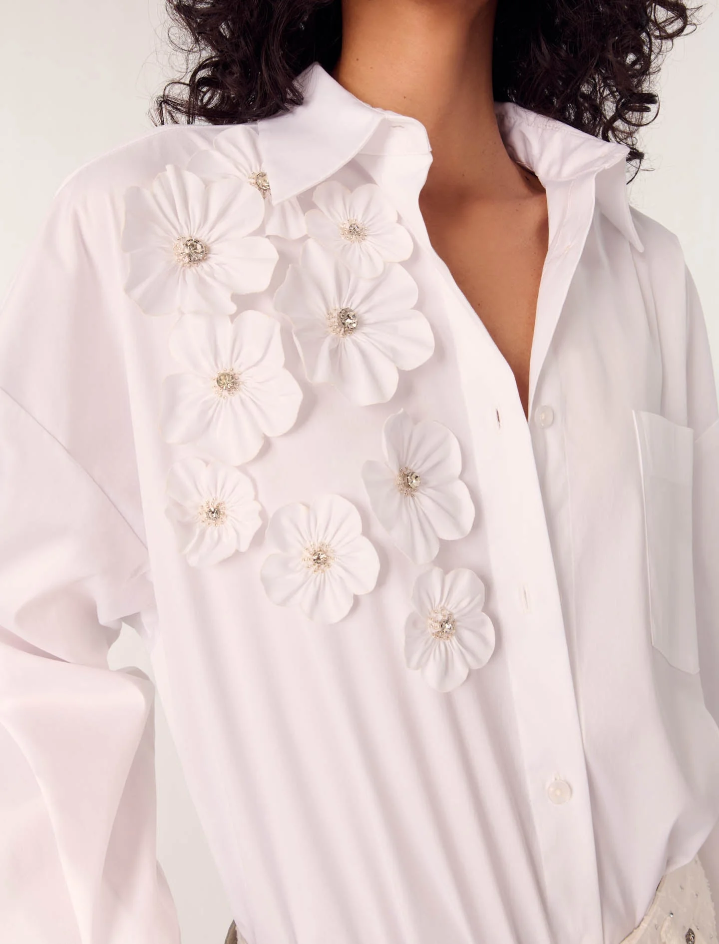 Camisa larga con flores bordadas - Imagen 5