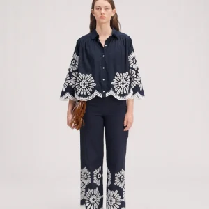 Camiseta corta con detalles de ganchillo