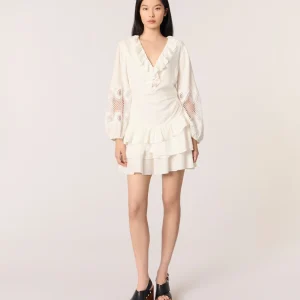 Vestido con volantes y mangas bordadas