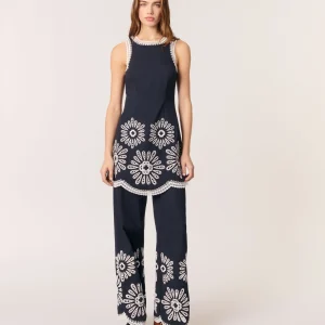 Vestido corto con detalles de ganchillo