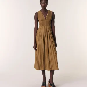 Vestido plisado con escote de joyas