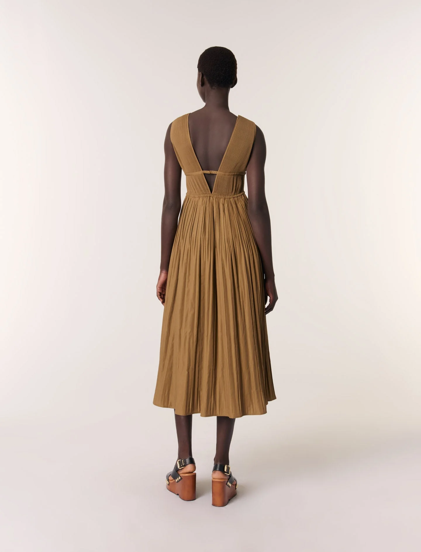 Vestido plisado con escote de joyas - Imagen 4