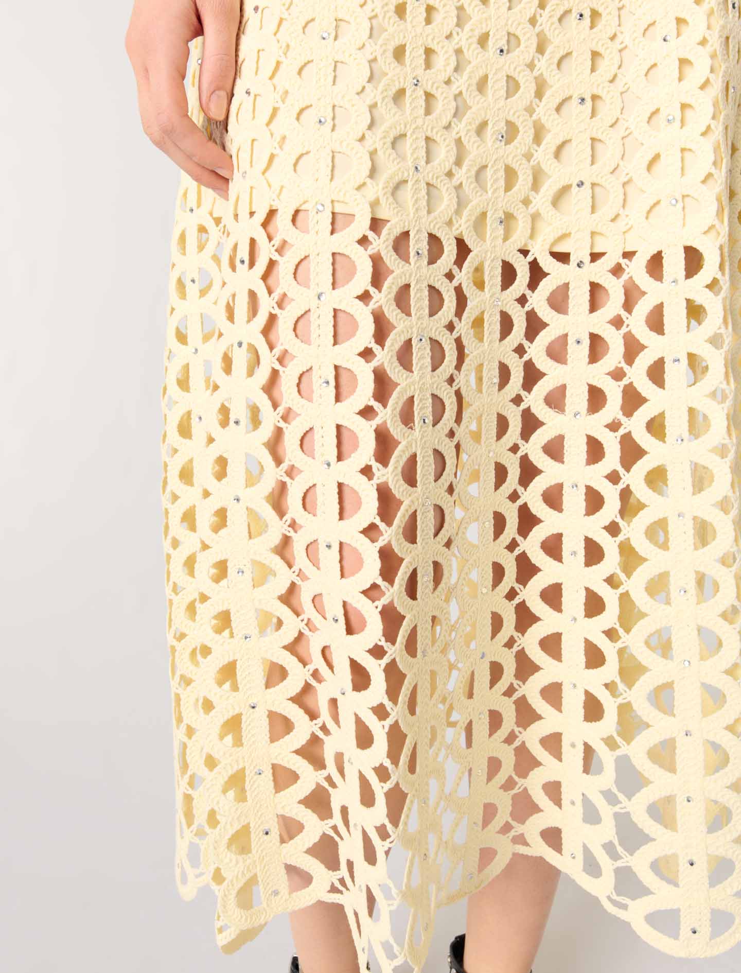 Vestido midi de ganchillo y strass - Imagen 5