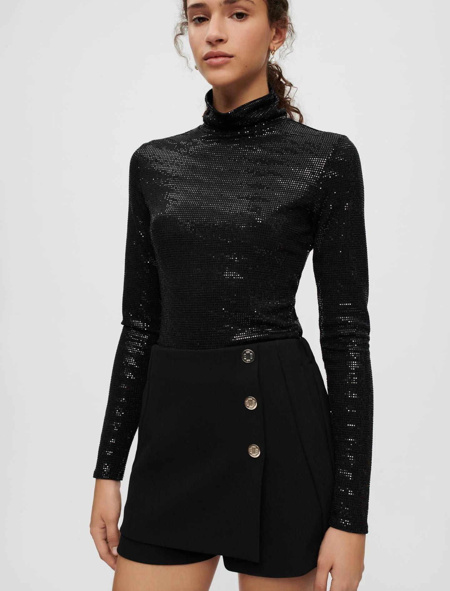 Short trampantojo negro con detalles - Imagen 4