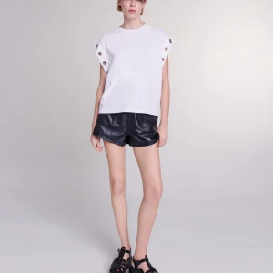 Camiseta con botones en las mangas