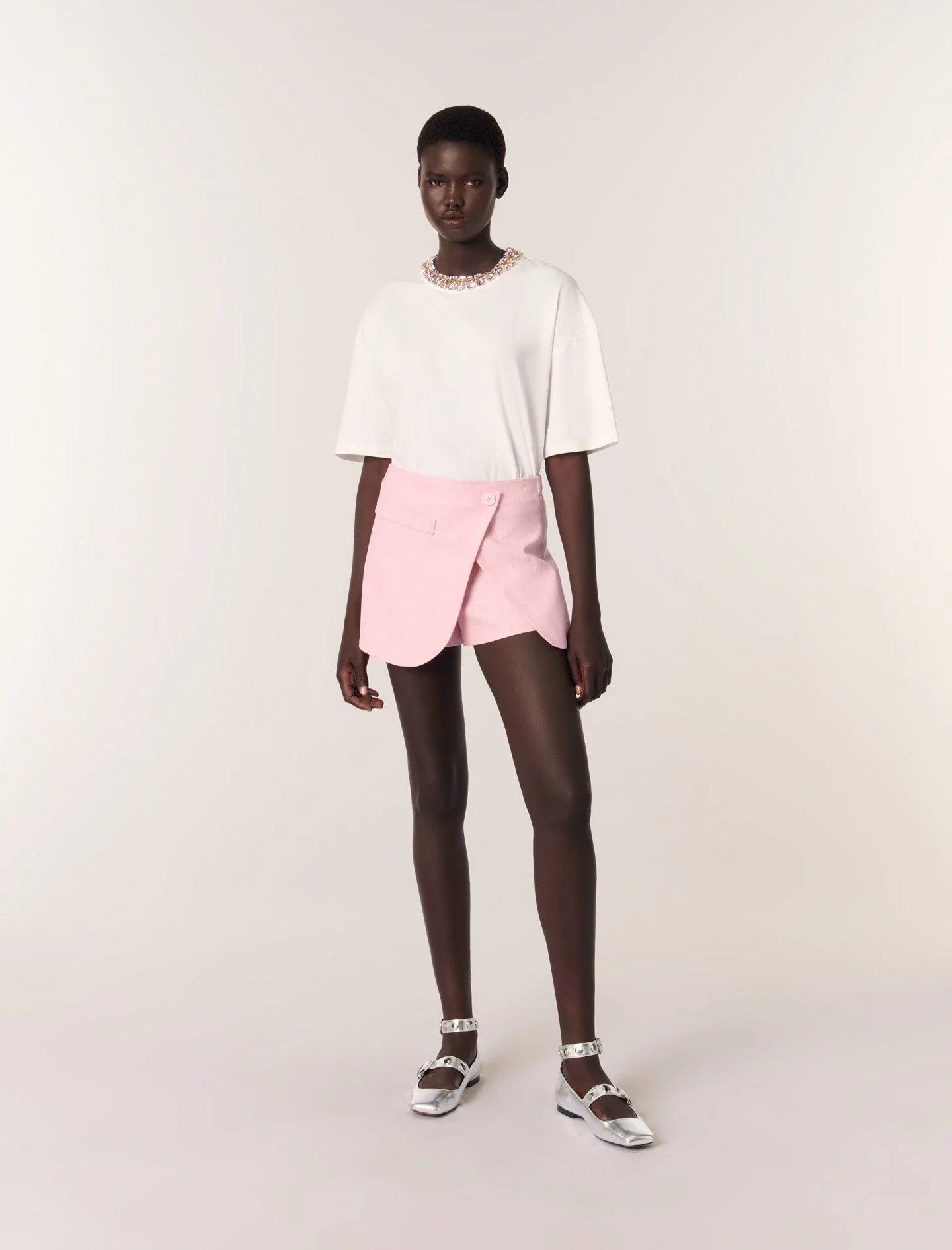 Camiseta con cuello joya