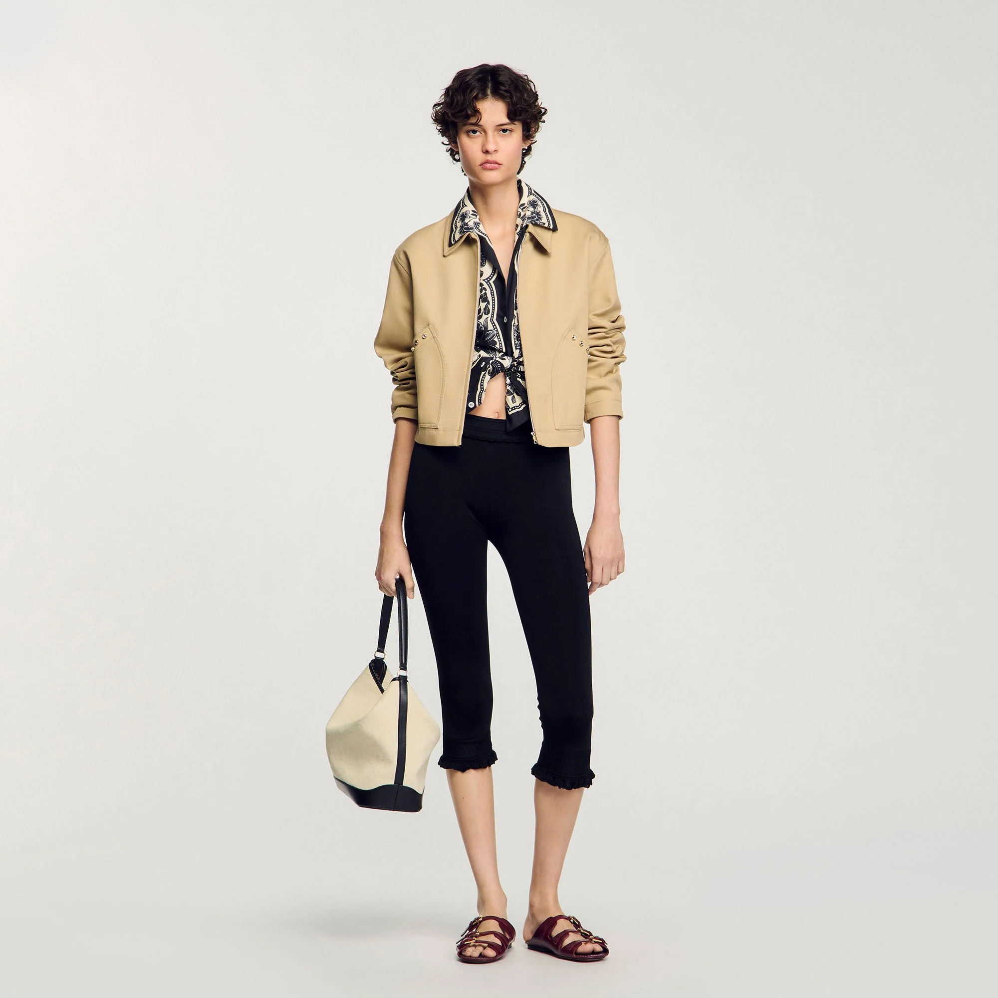 Cazadora corta con detalles de strass