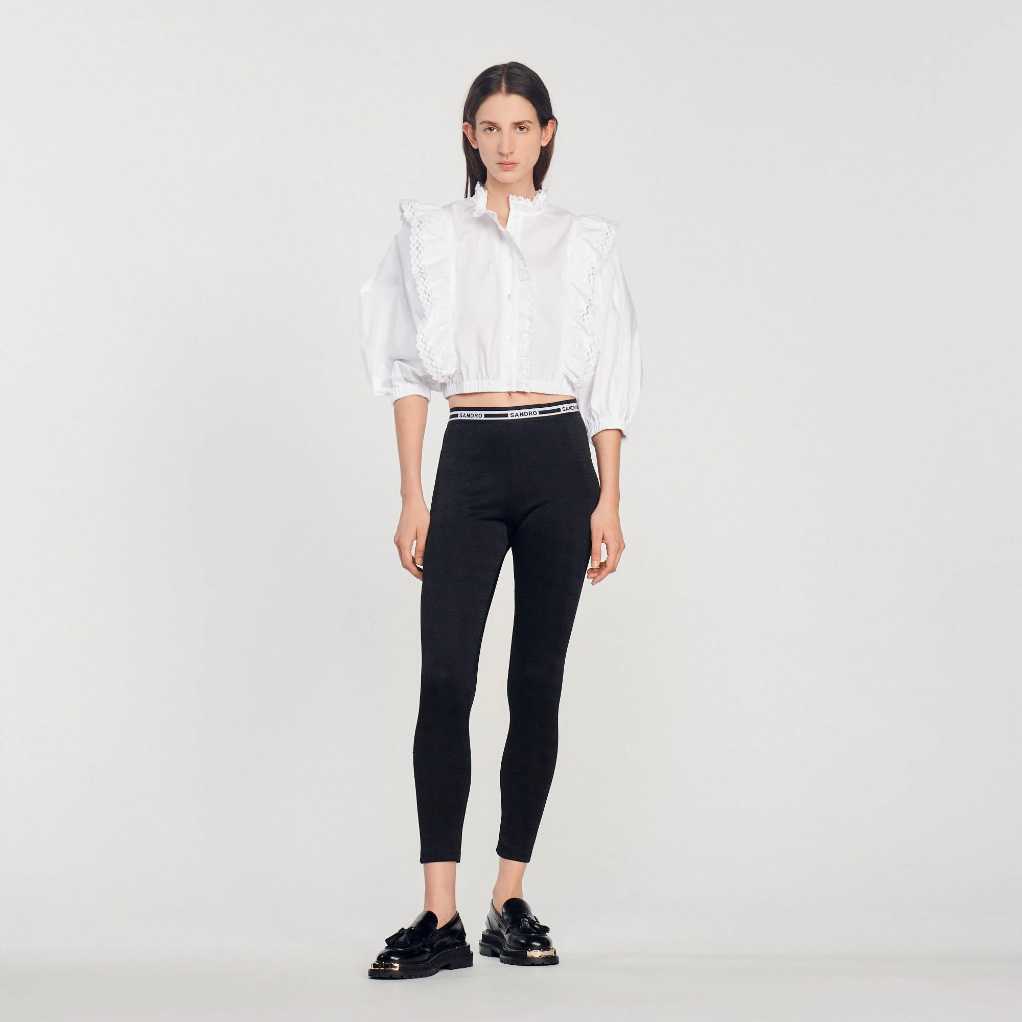 Blusa con volantes y encaje