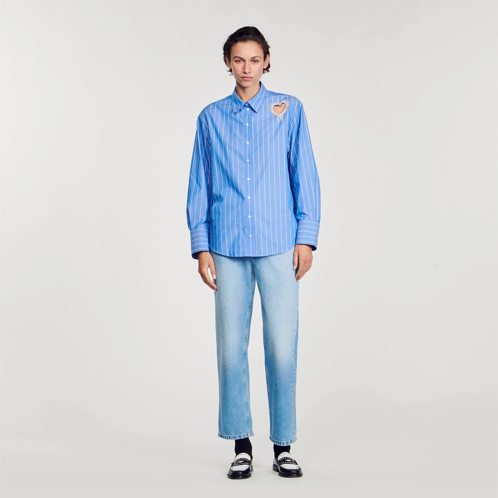 Camisa a rayas y corazón de brillantes
