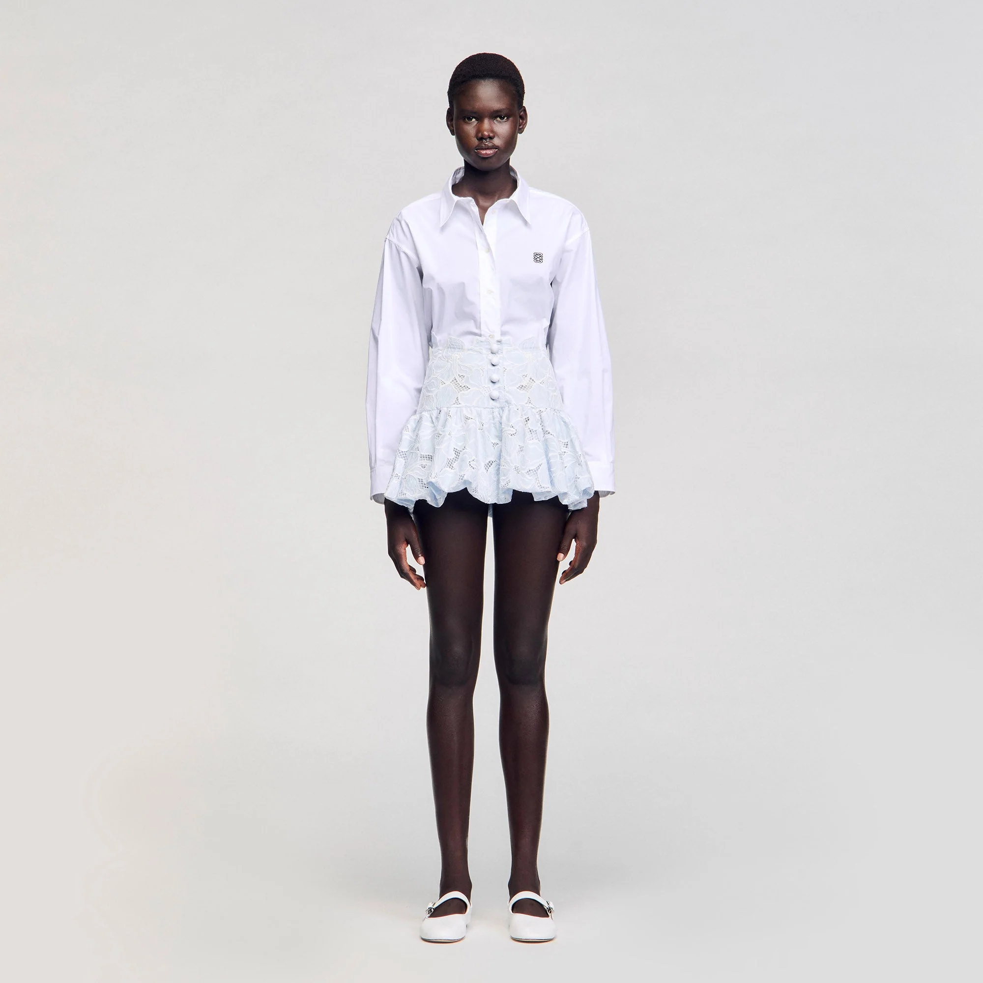 Falda corta de guipur