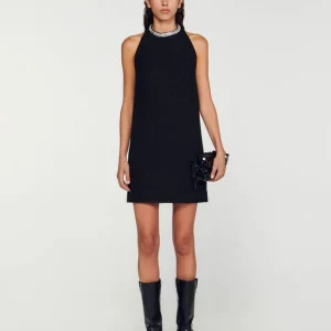 Vestido con cuello con bisutería