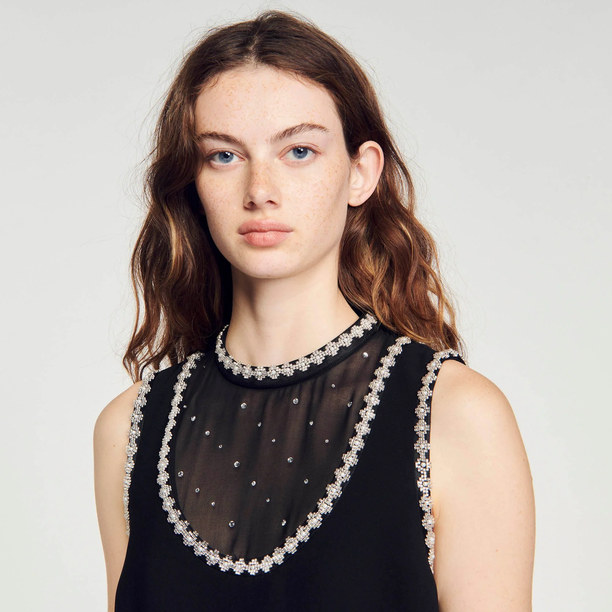 Vestido corto con pedrería en el cuello - Imagen 3