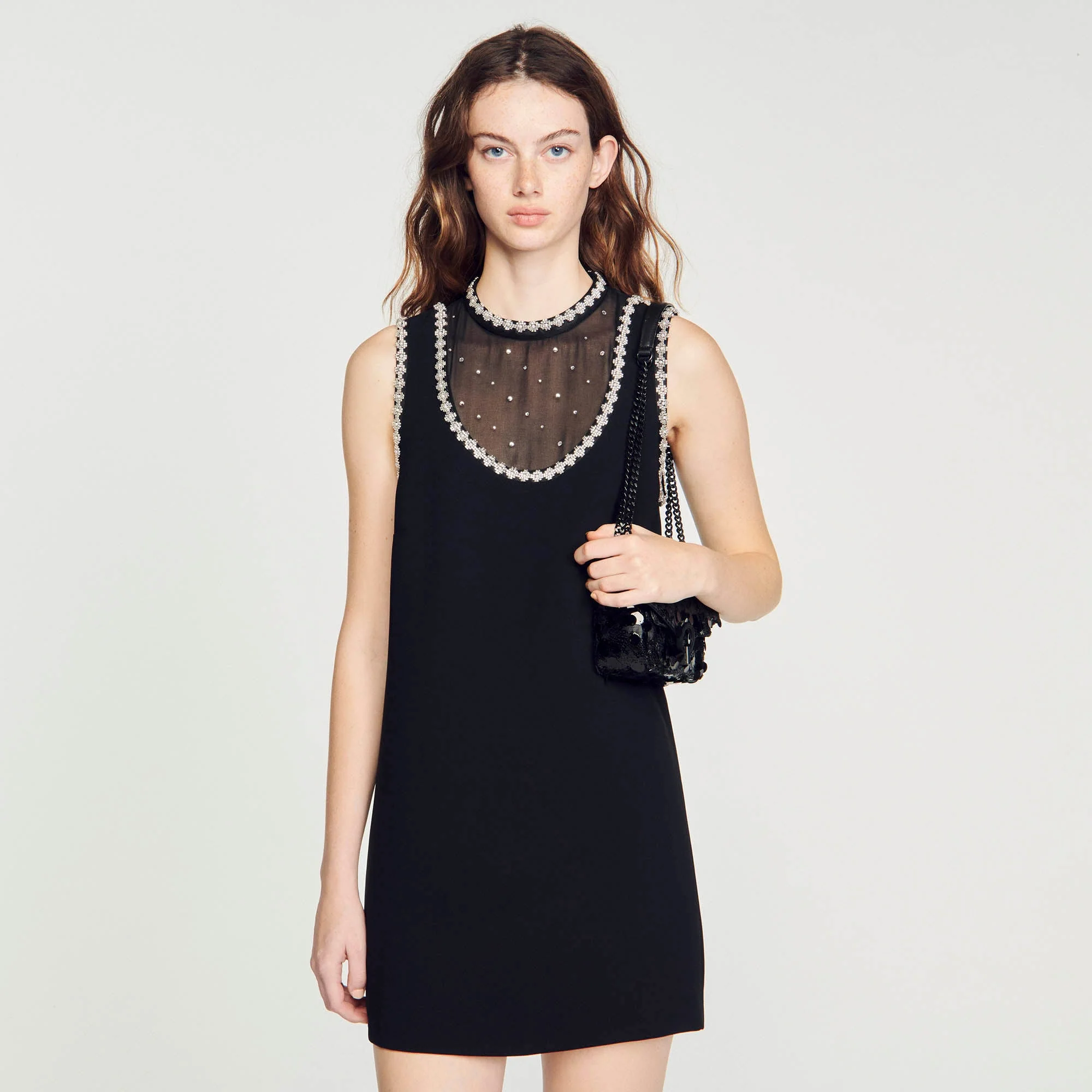 Vestido corto con pedrería en el cuello - Imagen 4