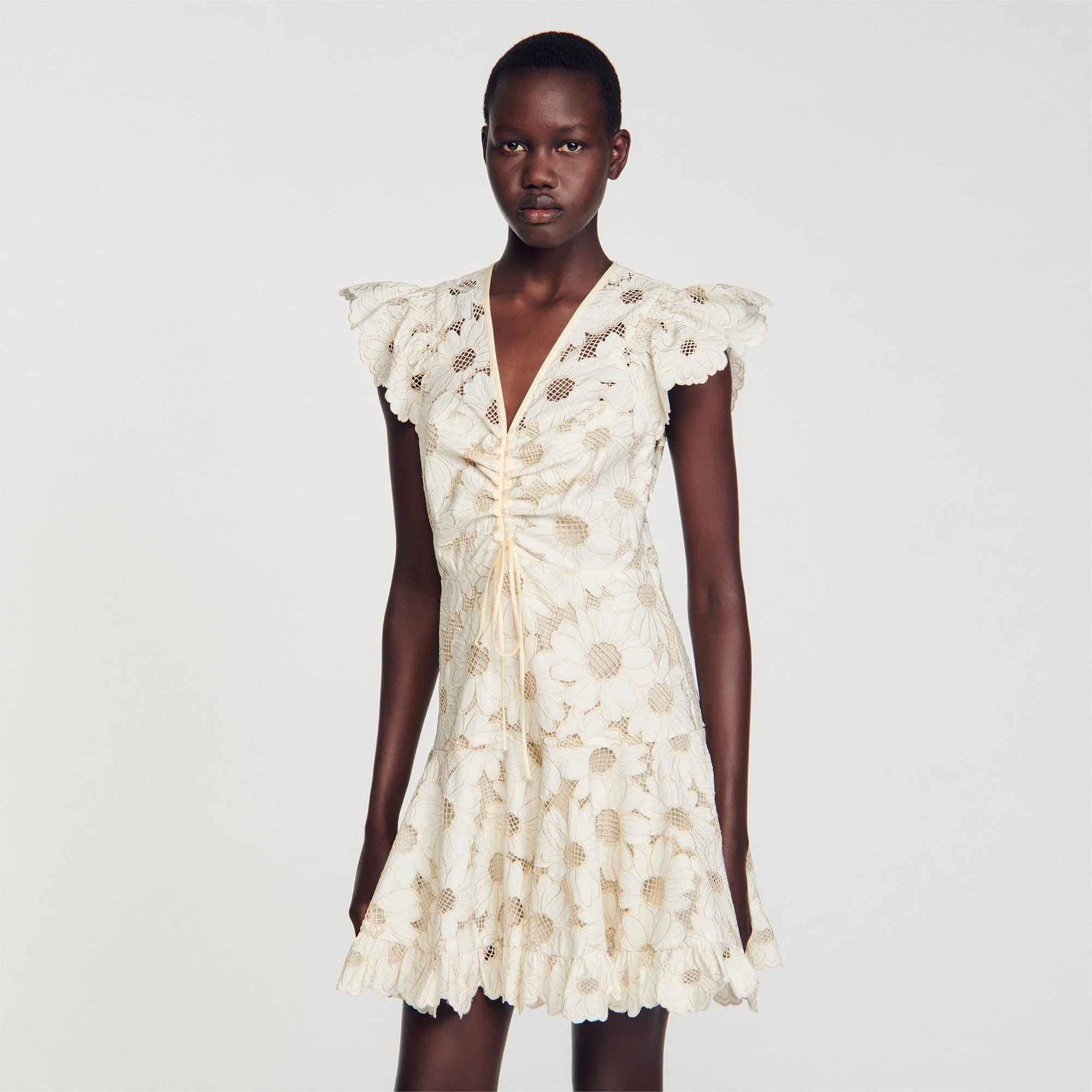 Vestido corto de guipur con margaritas - Imagen 3