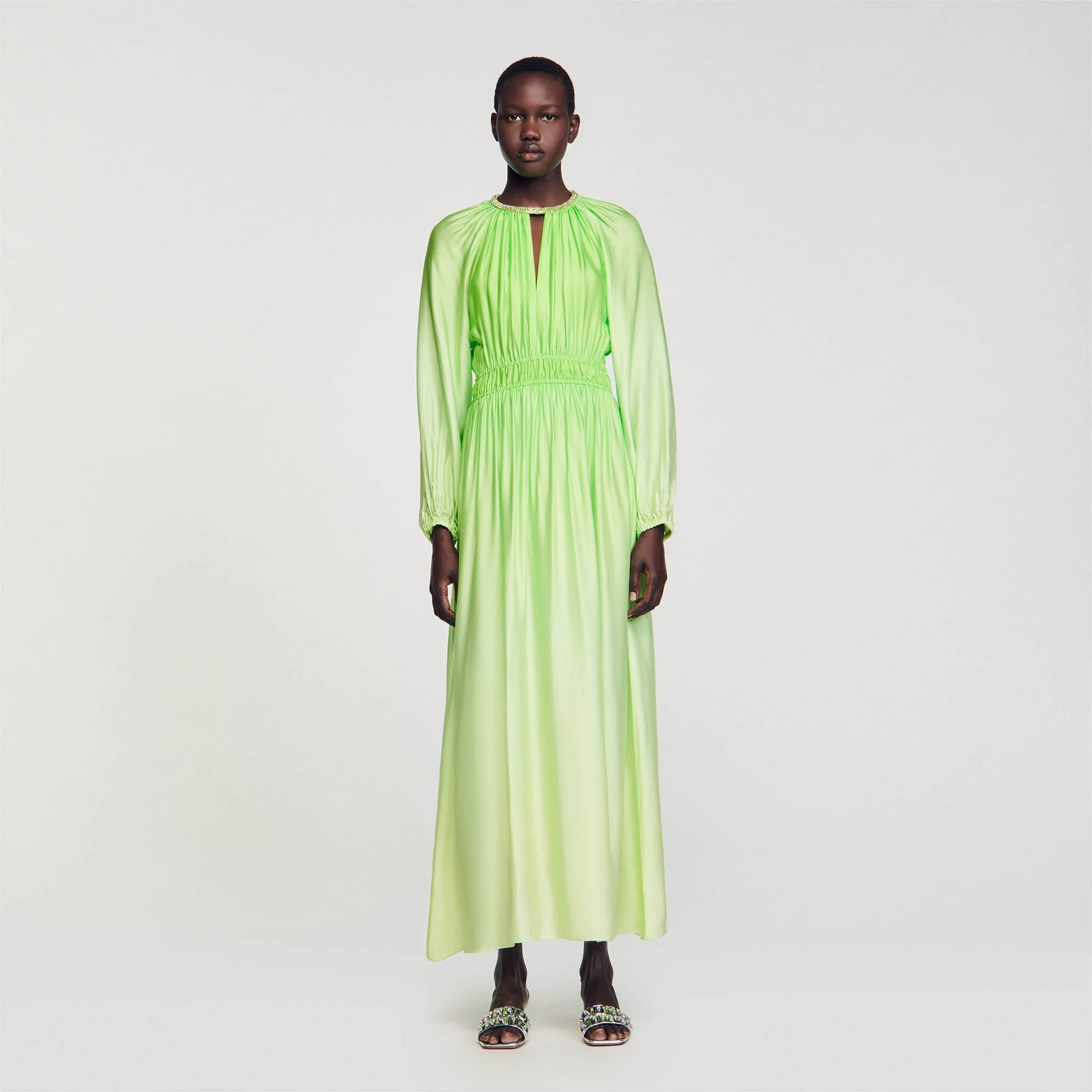 Vestido largo con strass en el cuello - Imagen 6