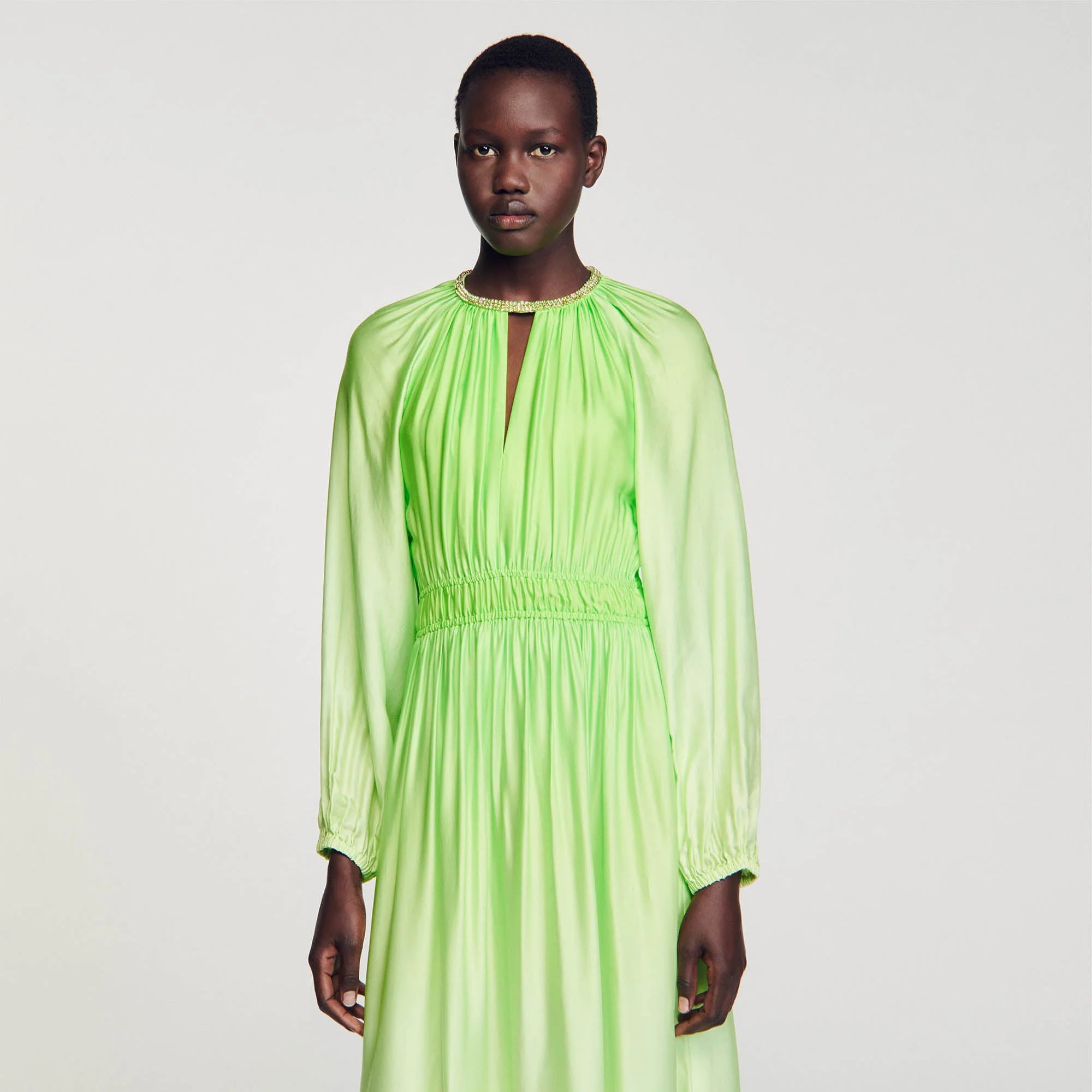 Vestido largo con strass en el cuello - Imagen 3