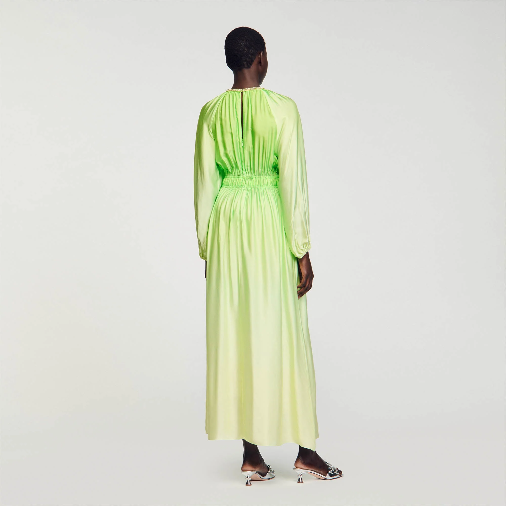 Vestido largo con strass en el cuello - Imagen 4