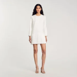 Vestido corto satinado con pedrería