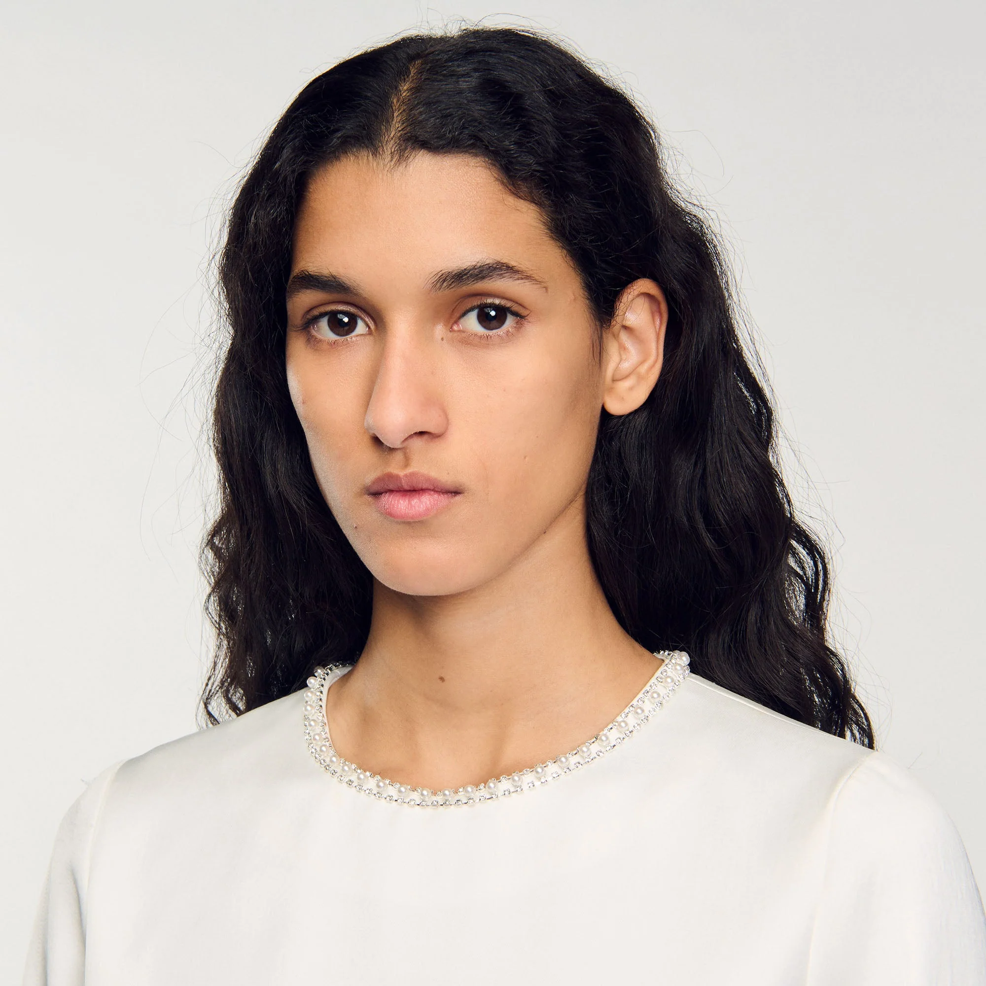 Vestido corto satinado con pedrería - Imagen 4