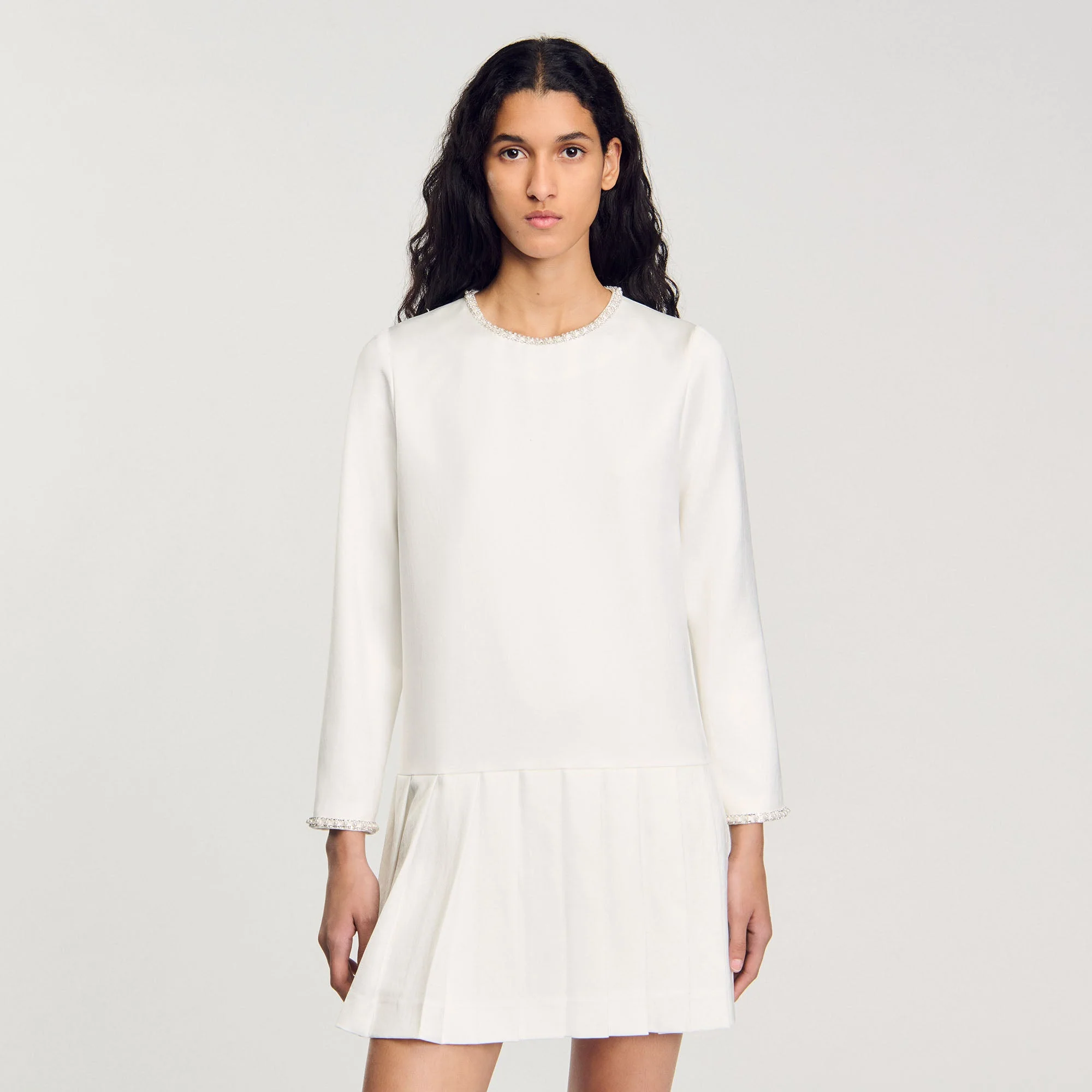 Vestido corto satinado con pedrería - Imagen 3