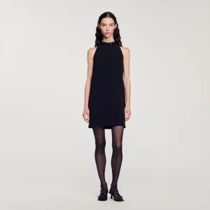 Vestido con cuello de pedrería