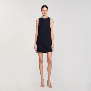 Vestido corto con detalles de strass