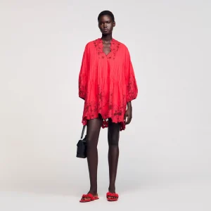 Vestido corto con detalles florales