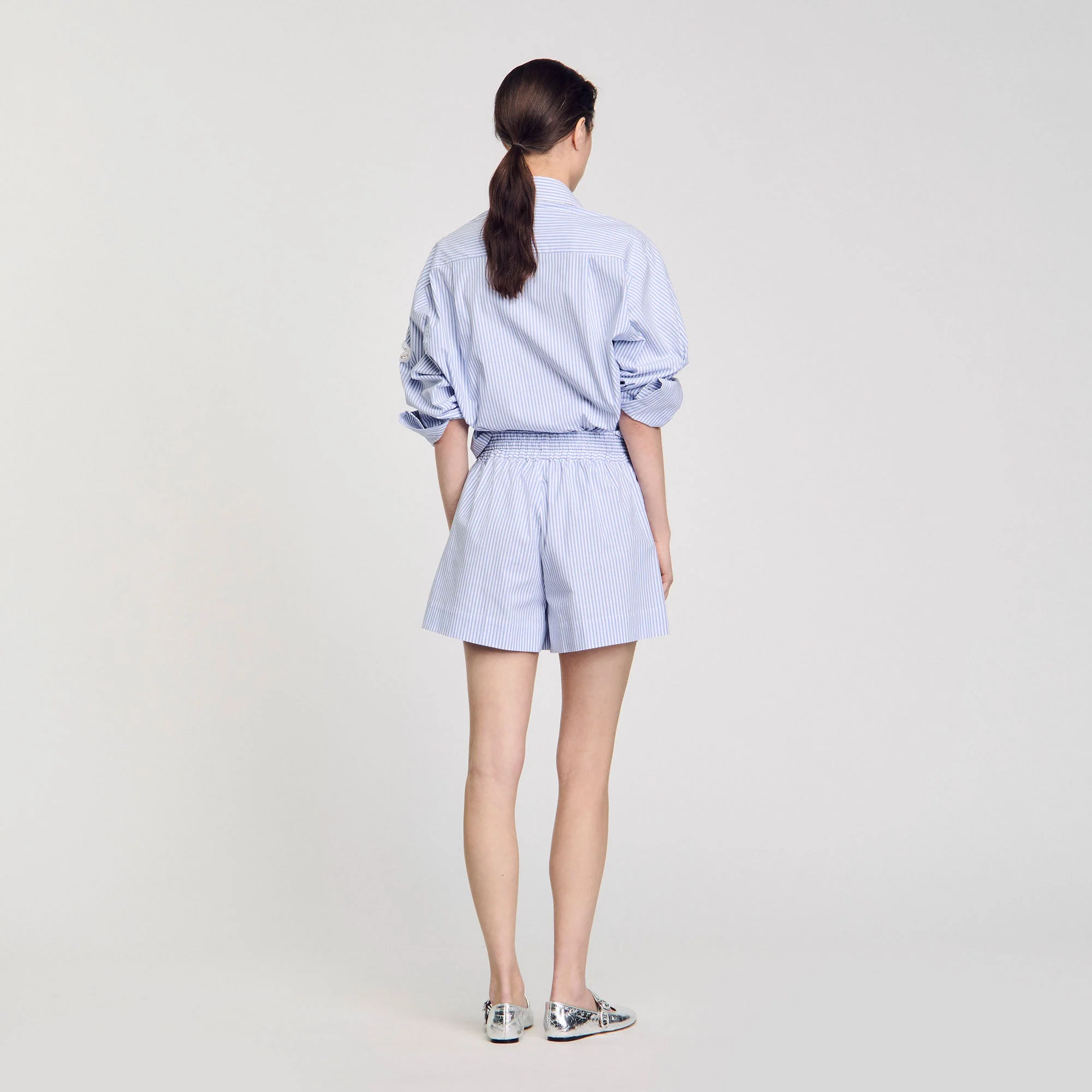 Pantalón corto a rayas con flor - Imagen 5