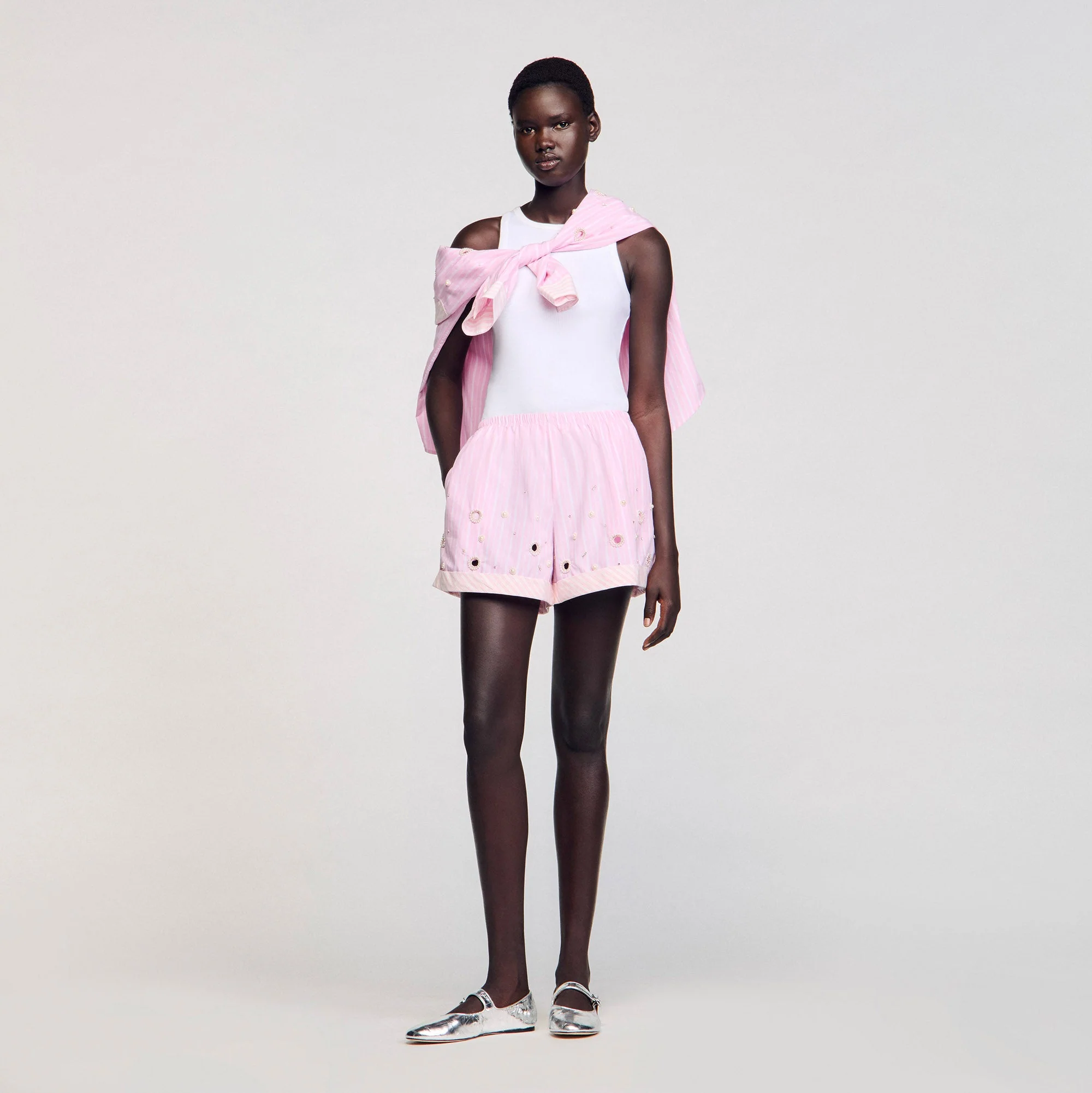 Pantalón corto con strass y rayas