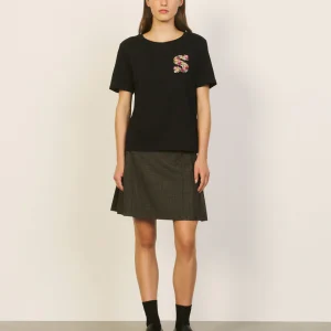 Camiseta con bordado en el pecho