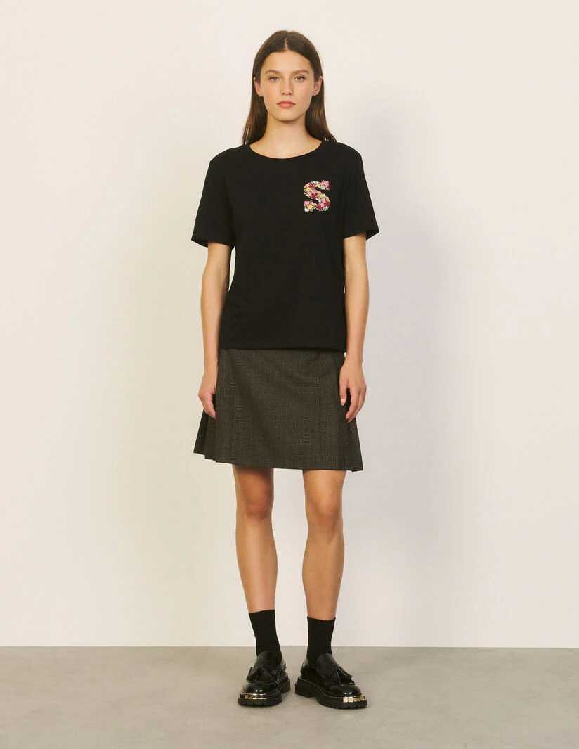 Camiseta con bordado en el pecho