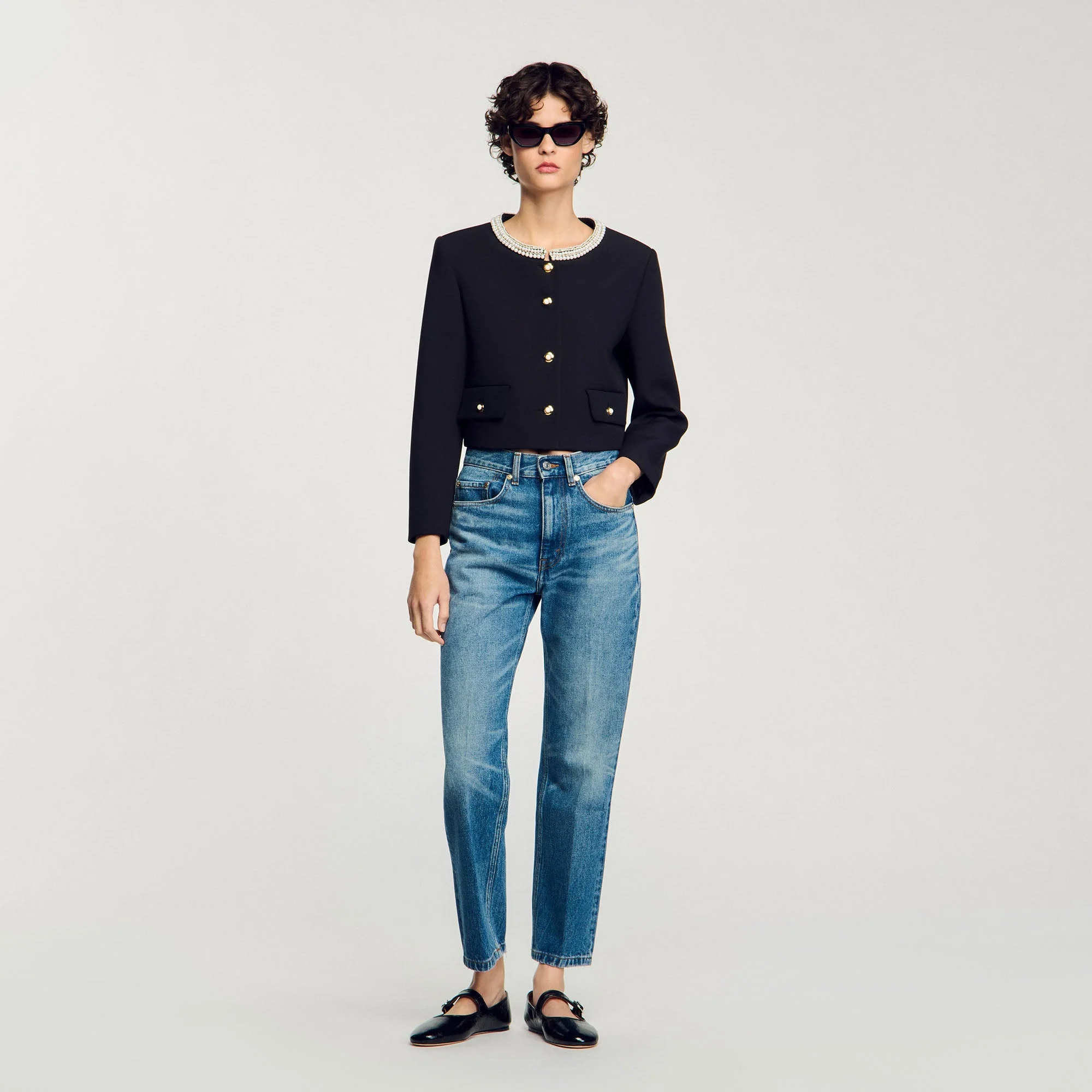 Chaqueta con cuello de pedrería