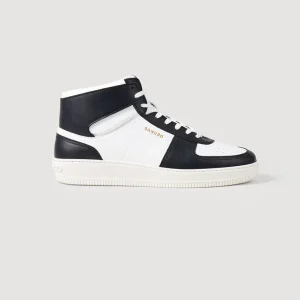 Sneakers altas de pie